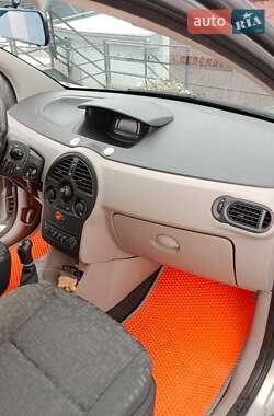 Хэтчбек Renault Modus 2006 в 