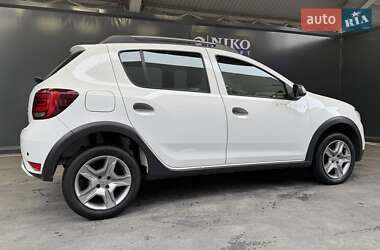 Хетчбек Renault Sandero StepWay 2019 в 