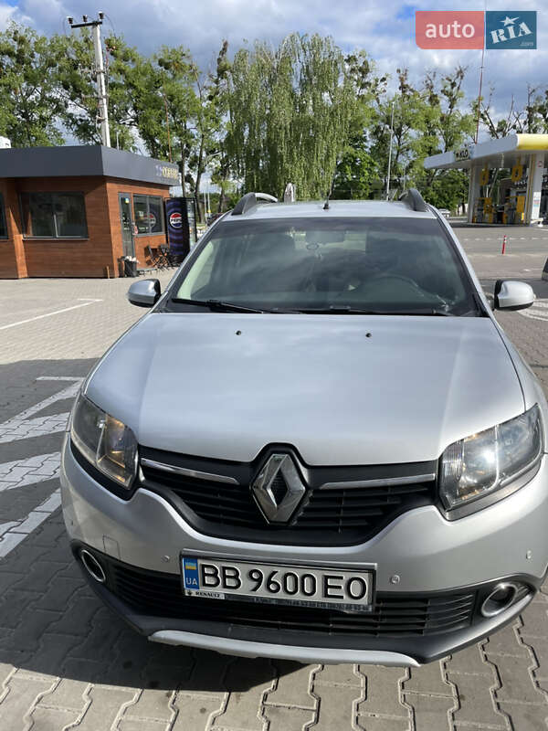 Внедорожник / Кроссовер Renault Sandero StepWay 2016 в Вишневом