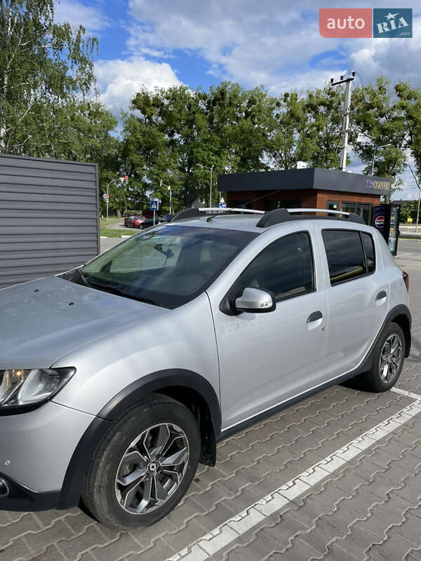 Внедорожник / Кроссовер Renault Sandero StepWay 2016 в Вишневом