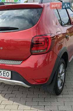 Внедорожник / Кроссовер Renault Sandero StepWay 2017 в 