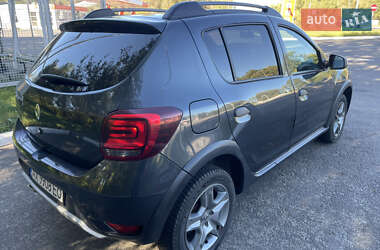 Хэтчбек Renault Sandero StepWay 2017 в 