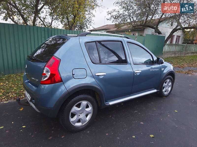 Внедорожник / Кроссовер Renault Sandero StepWay 2012 в Шостке
