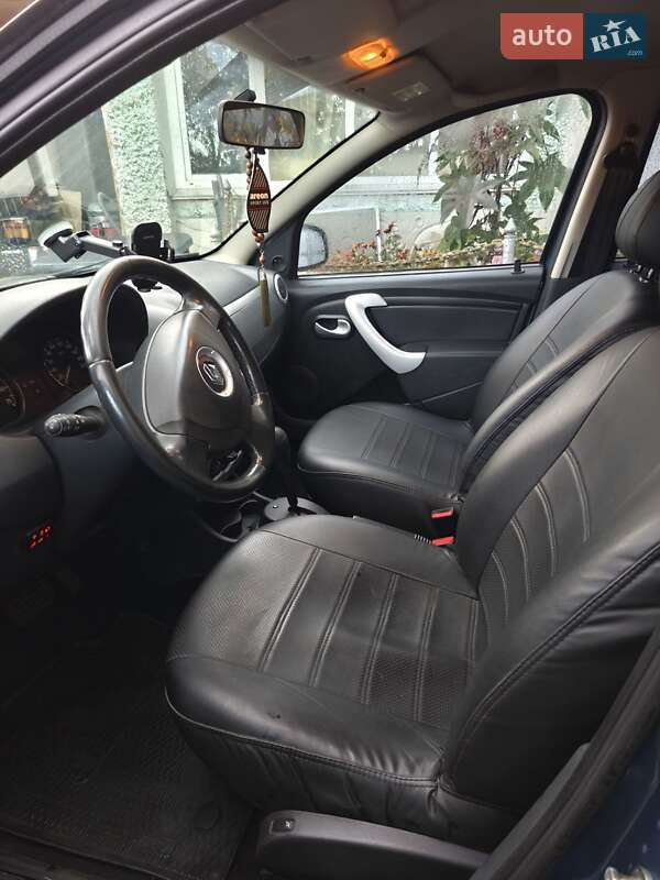 Внедорожник / Кроссовер Renault Sandero StepWay 2012 в Шостке