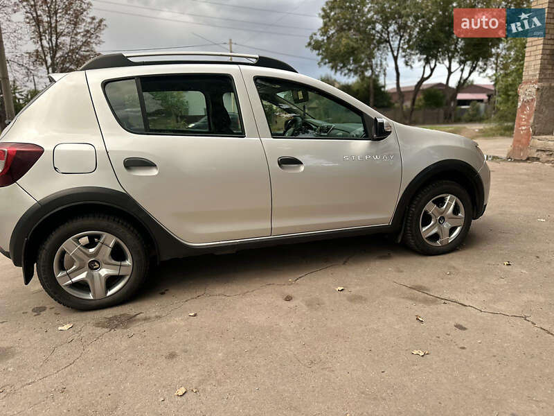 Позашляховик / Кросовер Renault Sandero StepWay 2013 в Кривому Розі фото 10 Позашляховик / Кросовер Renault Sandero StepWay 2013 в Кривому Розі