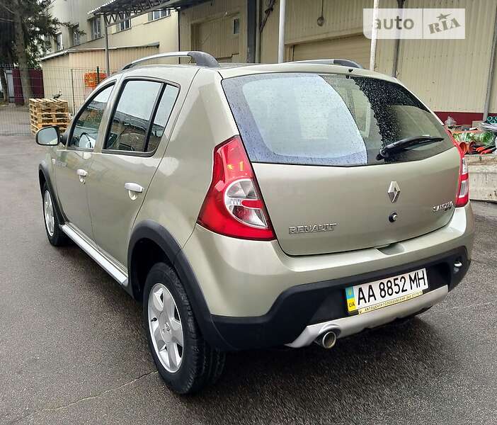 Хэтчбек Renault Sandero 2012 в Ахтырке