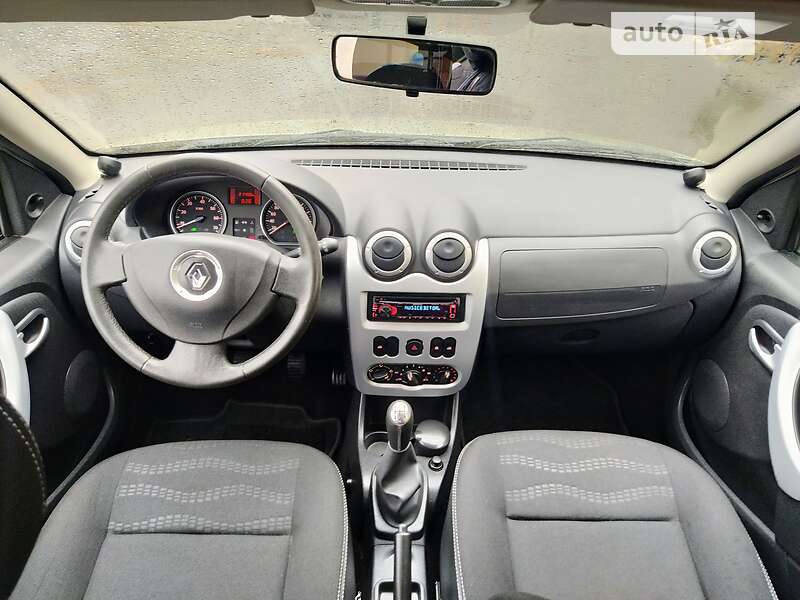 Хэтчбек Renault Sandero 2012 в Ахтырке