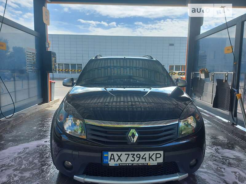 Хетчбек Renault Sandero 2012 в 
