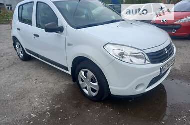 Хэтчбек Renault Sandero 2011 в Тысменице