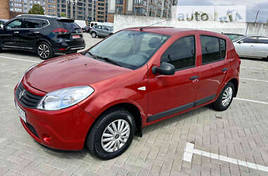 Хэтчбек Renault Sandero 2010 в Чуднове