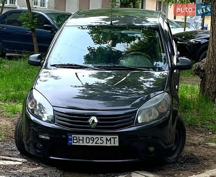 Хэтчбек Renault Sandero 2010 в 
