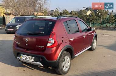 Хэтчбек Renault Sandero 2012 в 