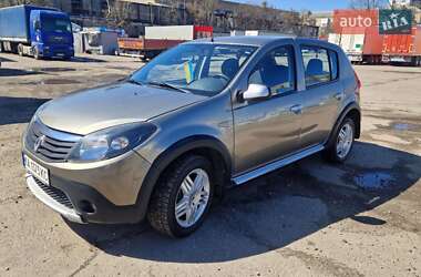Хэтчбек Renault Sandero 2012 в 