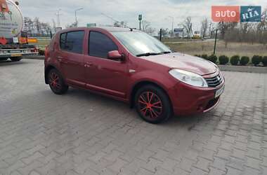 Хетчбек Renault Sandero 2012 в 