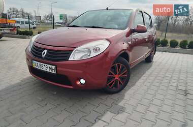 Хетчбек Renault Sandero 2012 в 