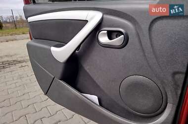 Хетчбек Renault Sandero 2012 в 