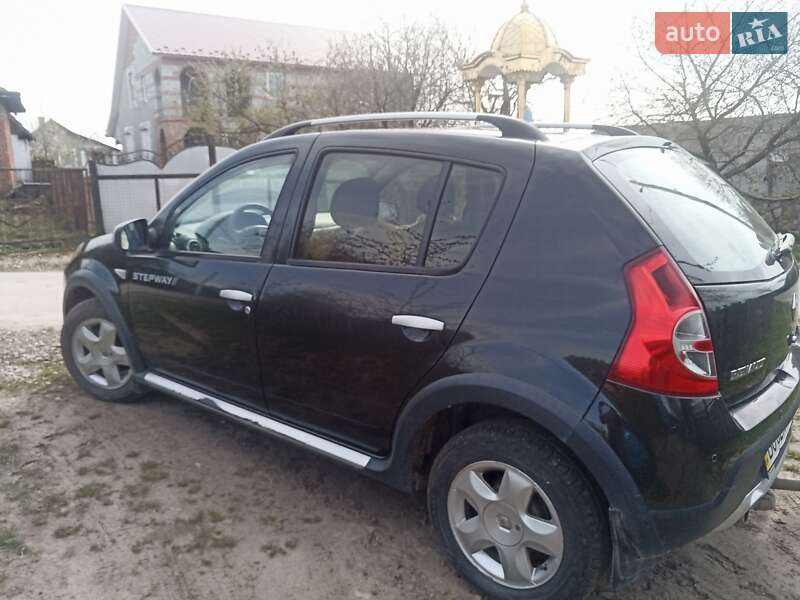 Хетчбек Renault Sandero 2012 в 