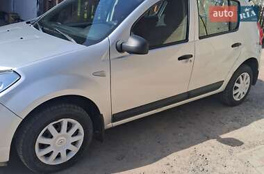 Хетчбек Renault Sandero 2010 в 