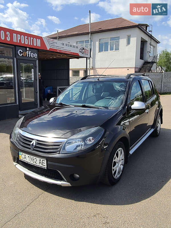 Хэтчбек Renault Sandero 2012 в 