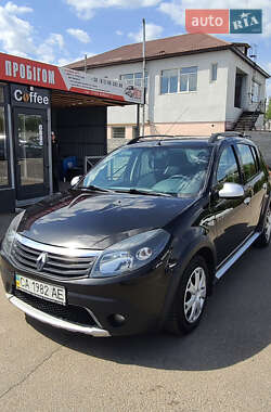 Хэтчбек Renault Sandero 2012 в 