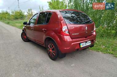 Хетчбек Renault Sandero 2012 в 