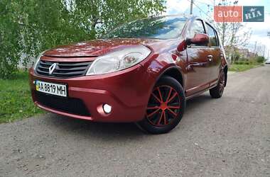 Хетчбек Renault Sandero 2012 в 