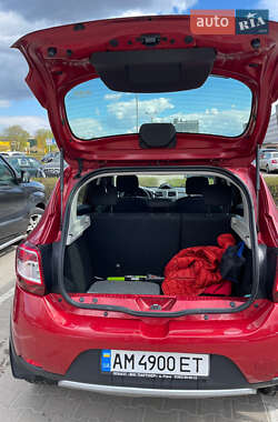 Хетчбек Renault Sandero 2015 в 
