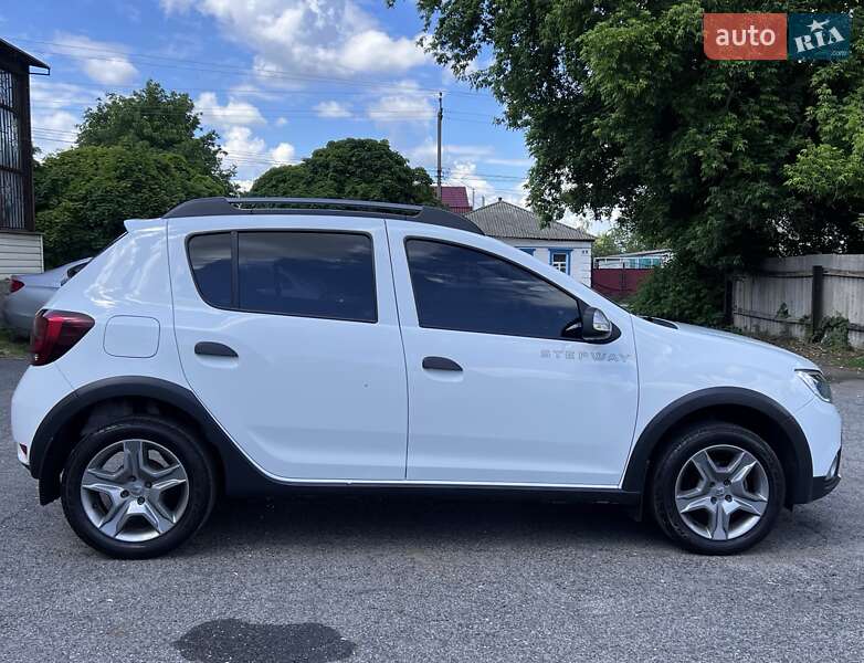 Хэтчбек Renault Sandero 2017 в Хороле