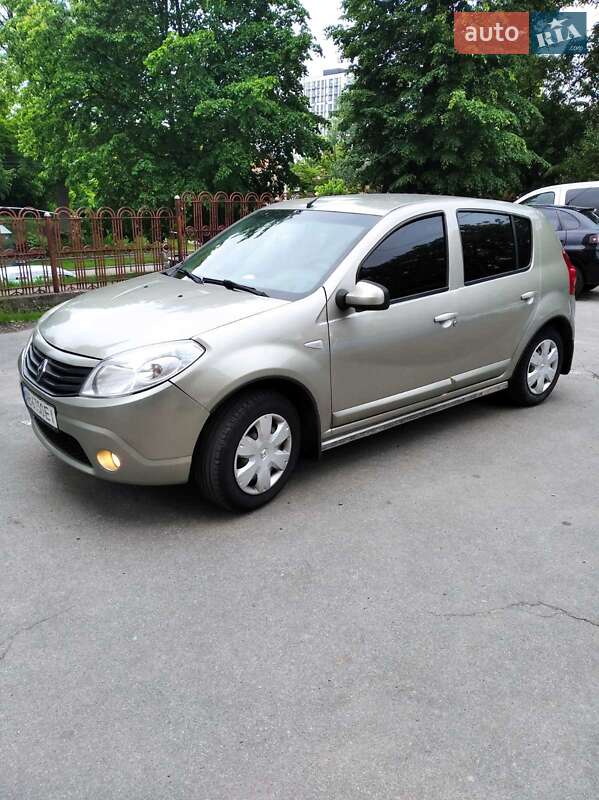 Хетчбек Renault Sandero 2011 в 
