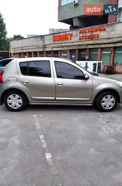 Хетчбек Renault Sandero 2011 в 