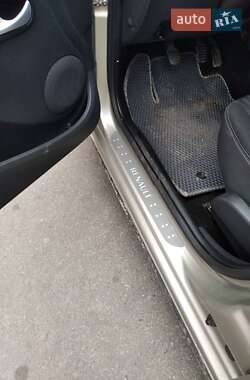 Хетчбек Renault Sandero 2011 в 