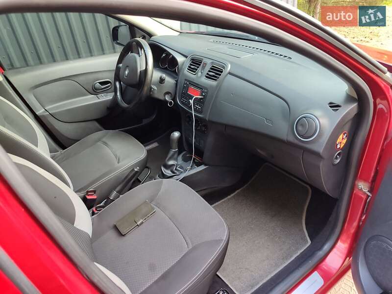 Хетчбек Renault Sandero 2013 в Краснограді