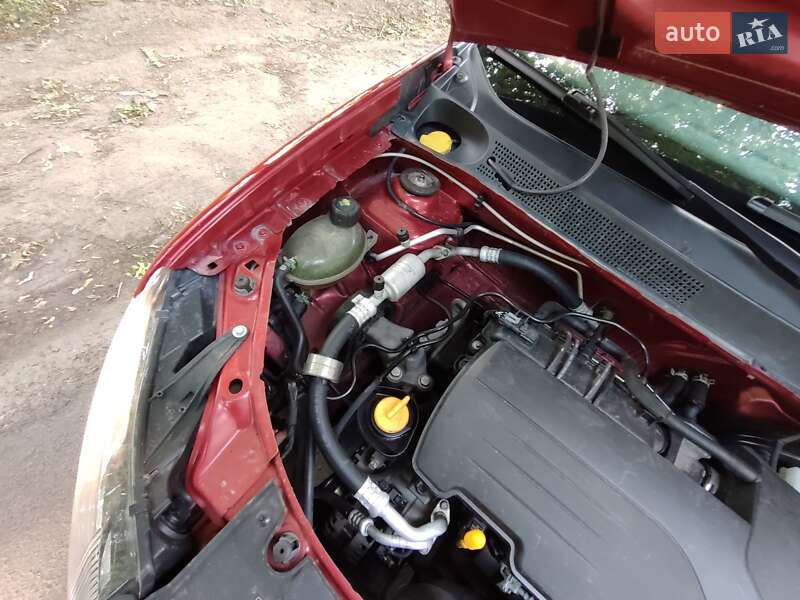 Хетчбек Renault Sandero 2013 в Краснограді