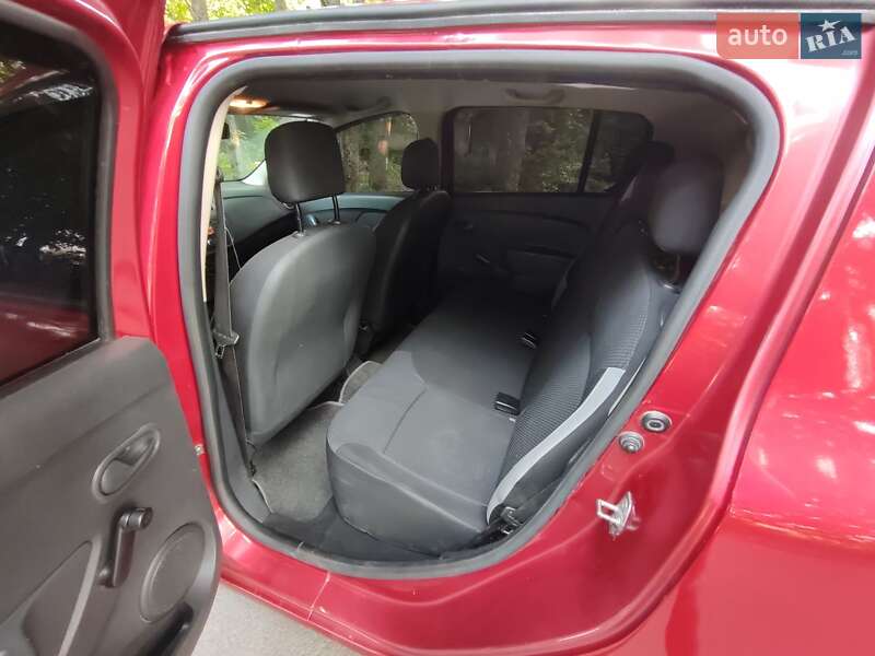 Хетчбек Renault Sandero 2013 в Краснограді