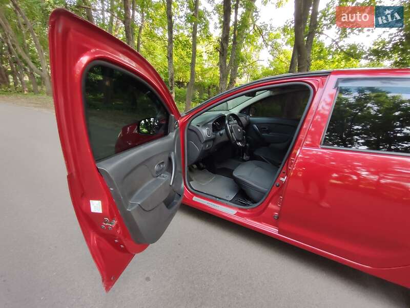 Хетчбек Renault Sandero 2013 в Краснограді