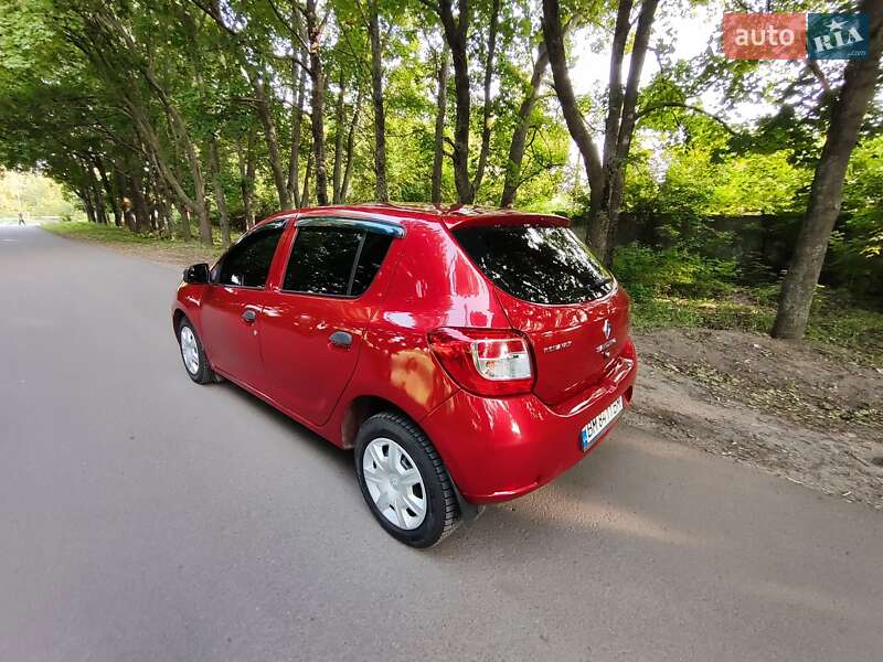 Хетчбек Renault Sandero 2013 в Краснограді