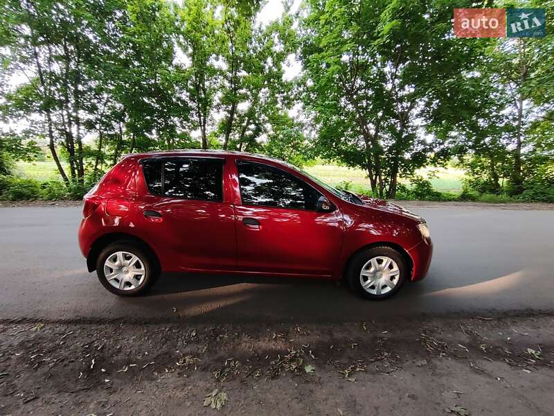 Хетчбек Renault Sandero 2013 в Краснограді