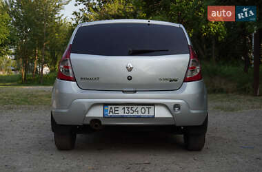 Хэтчбек Renault Sandero 2012 в 