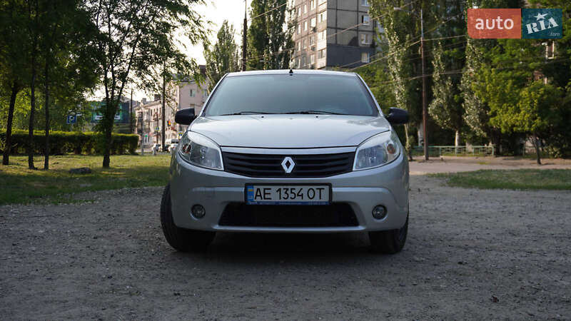 Хэтчбек Renault Sandero 2012 в 