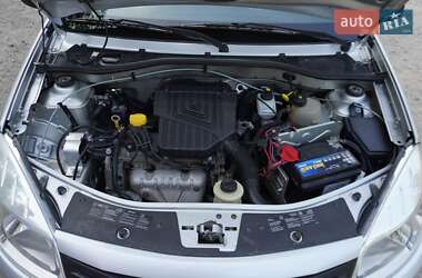 Хэтчбек Renault Sandero 2012 в 