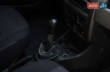 Хэтчбек Renault Sandero 2012 в 