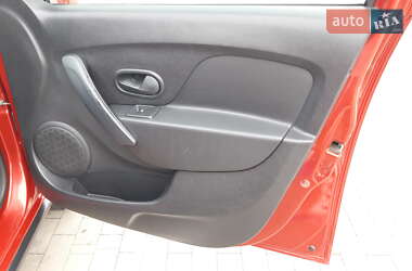 Хэтчбек Renault Sandero 2013 в 