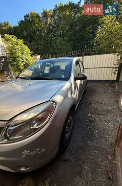 Хэтчбек Renault Sandero 2010 в 
