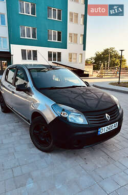 Хетчбек Renault Sandero 2010 в Вараші