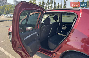 Хэтчбек Renault Sandero 2011 в 