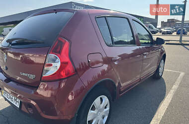 Хэтчбек Renault Sandero 2011 в 