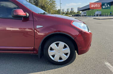 Хэтчбек Renault Sandero 2011 в 