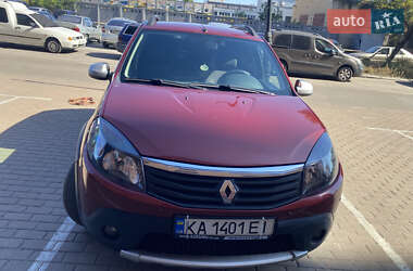 Хэтчбек Renault Sandero 2012 в 