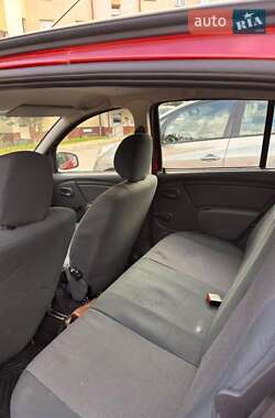 Хэтчбек Renault Sandero 2011 в 