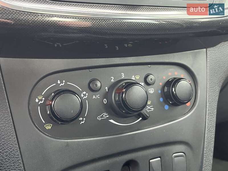 Хетчбек Renault Sandero 2019 в Києві фото 18 Хетчбек Renault Sandero 2019 в Києві